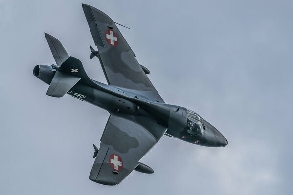 Vuelo de un bombardero de combate en las nubes