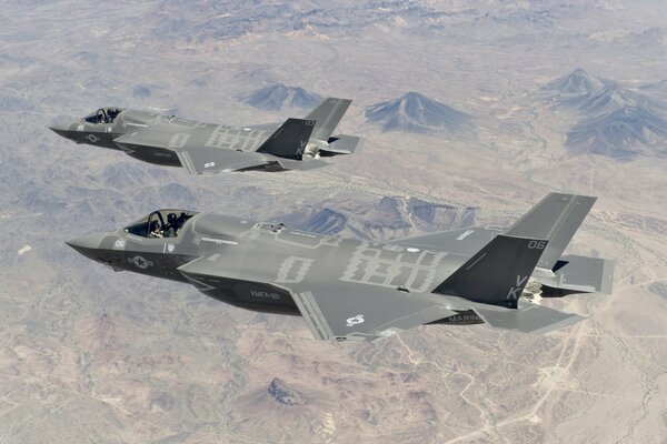 Aviones de combate bombarderos f - 35B vuelo en par