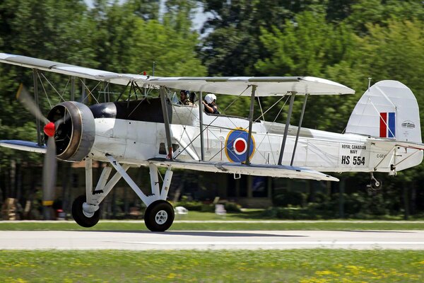 L avion sur le site se prépare à décoller