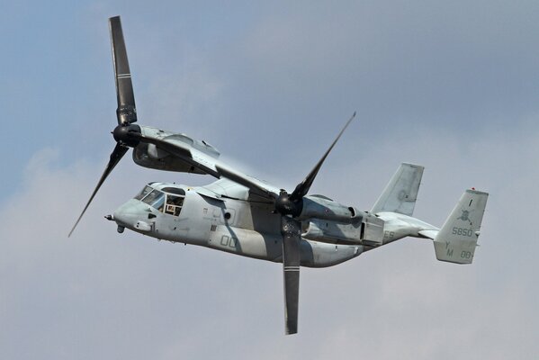 El Bell v-22 gris en el cielo