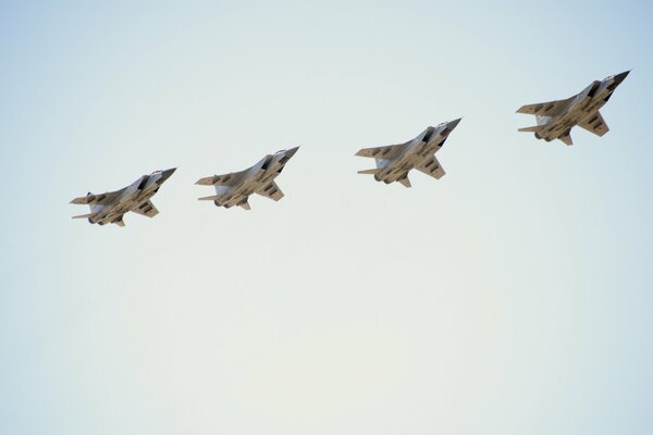 Mig-31-Flugzeuge fliegen in der Luftshow am Himmel