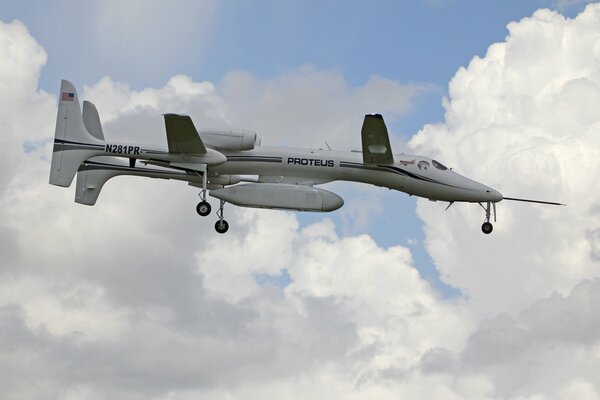 High-altitude long-haul aircraft with tandem wing