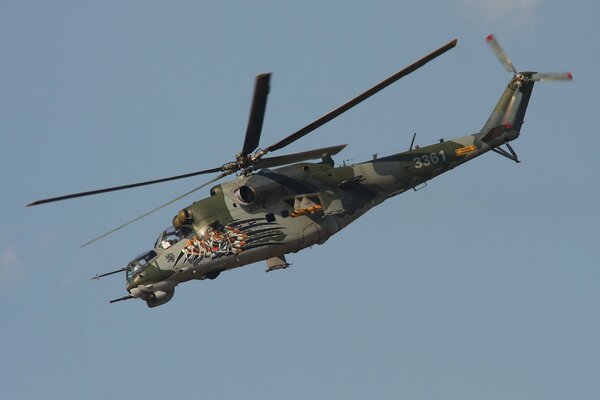 Mi-35 vola in missione di combattimento nel cielo blu. 