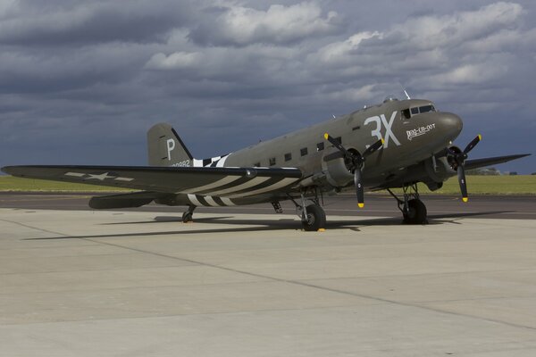 Militärtransportflugzeug s-47a auf dem Flugplatz