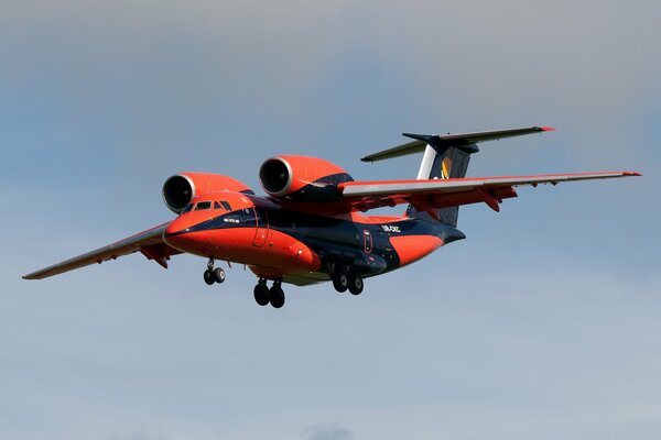 Avion de transport Cheburashka an -74 dans le ciel