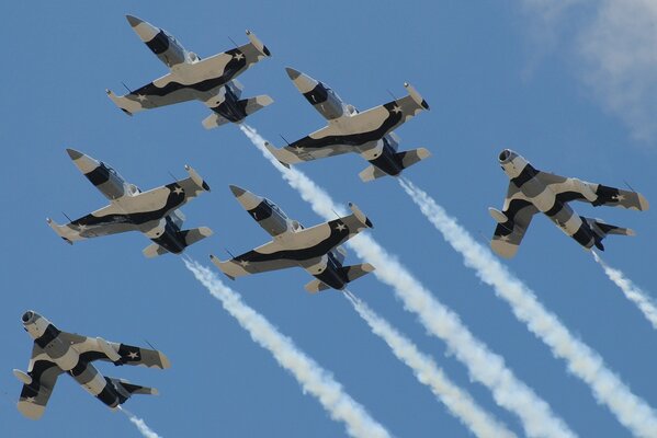 Les avions MIG-17 au spectacle aérien volent dans le ciel bleu