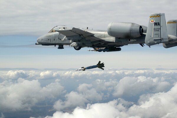 Avion de combat lourd dans les nuages légers