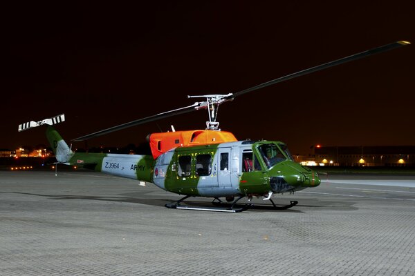 Helicóptero multipropósito en el aeródromo nocturno