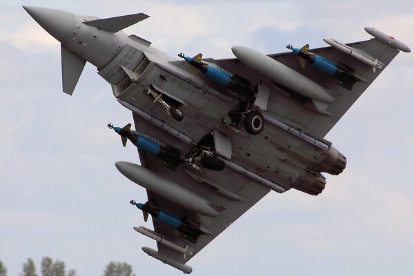 Avión militar en el aire con munición completa