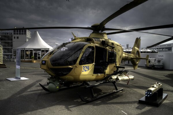 Hélicoptère puissant ec 635 sur le terrain