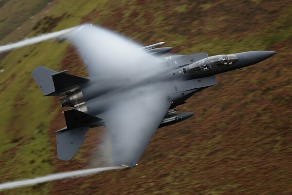 Caza de combate F-15E durante una misión de combate