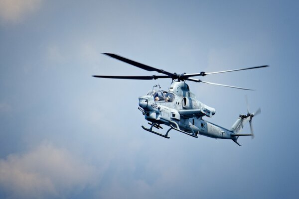 Helicóptero de ataque Viper durante el vuelo de combate