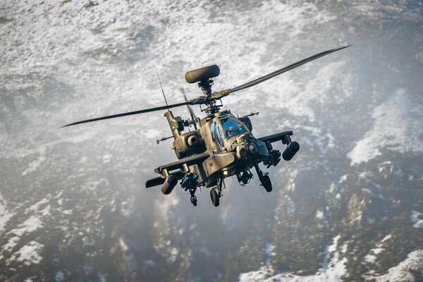 Ein Militärhubschrauber fliegt in den Himmel über den Bergen