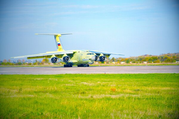 Ein Militärflugzeug steht auf der Landebahn