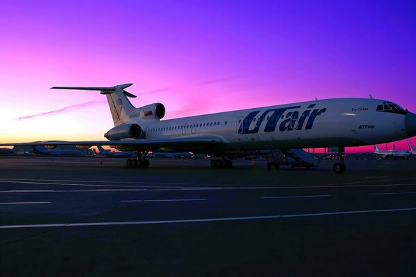 The passenger plane released the landing gear on the apron for disembarking passengers