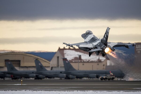 Avión de combate despegando de una base militar