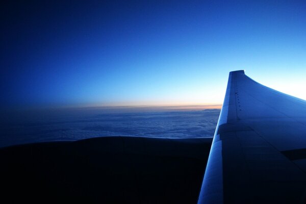 Vista dal portello di un aereo di linea passeggeri