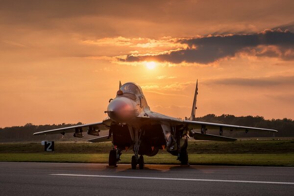 Majestätisches Flugzeug bei Sonnenuntergang des Tages