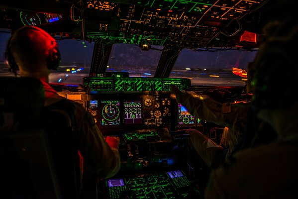 Cabine des pilotes d un avion de transport militaire, nuit noire