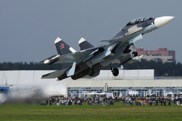 Caza su-30 que despega en el aeródromo