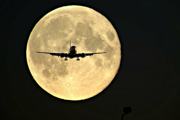 Mischt das Flugzeug am Nachthimmel