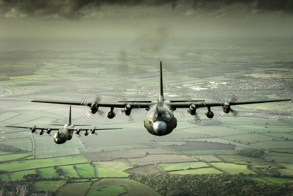 Militärfrachtflugzeuge fliegen in den Himmel