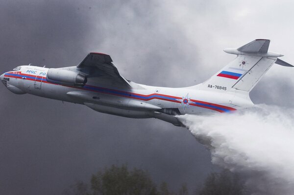 Das Löschen des Feuers mit Hilfe des Flugzeugs IL-76