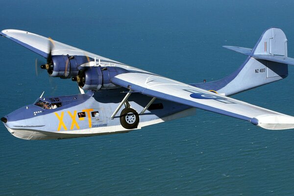 Un hermoso hidroavión vuela sobre el mar