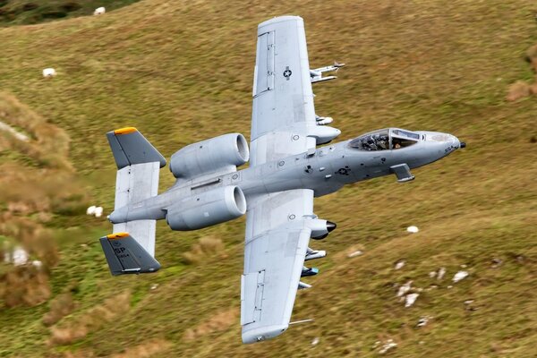 Avión de ataque. Avión militar en vuelo