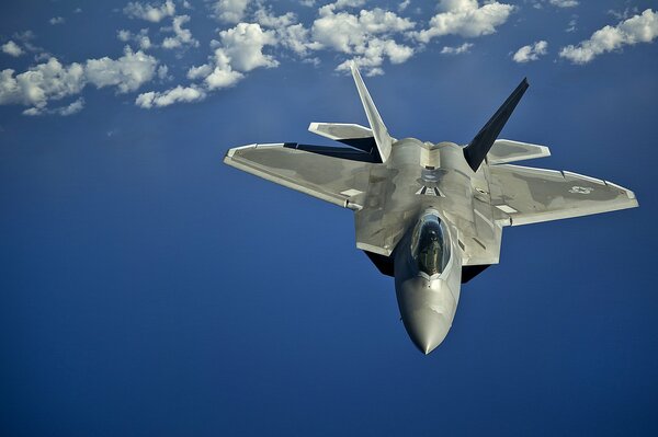 Caza multipropósito F-22 Raptor durante el vuelo