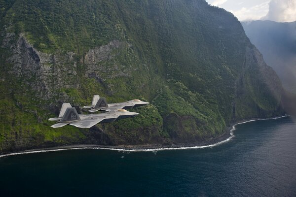 Vuelo del caza raptor f-22 frente a la costa