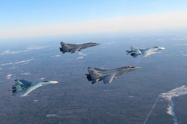 Myśliwce Su-27 i MiG-31 na niebie