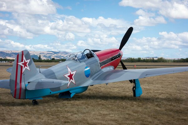 El Yak-3 soviético se encuentra en el campo