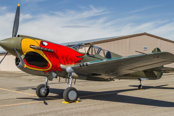 Ein roter Kampfjet steht auf dem Flugplatz