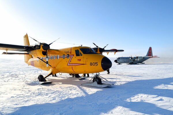 Gelbes Flugzeug im Winter im Schnee skifahren