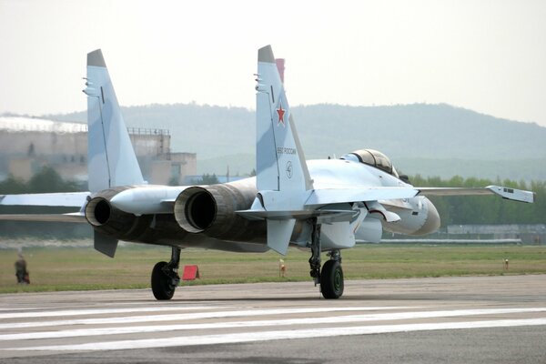 Odrzutowy samolot wielozadaniowy myśliwiec Su-35