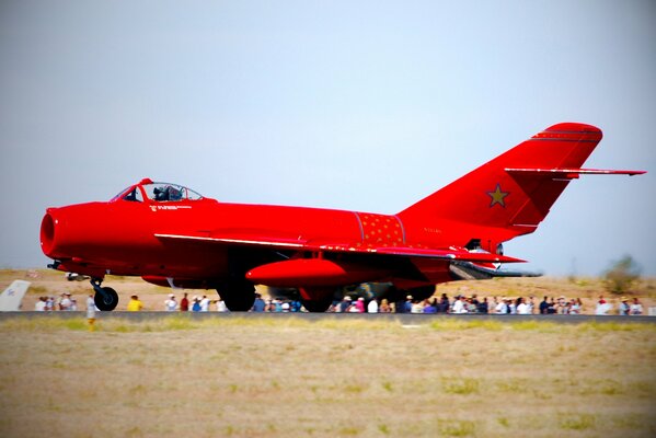 Aereo pesante a reazione rosso