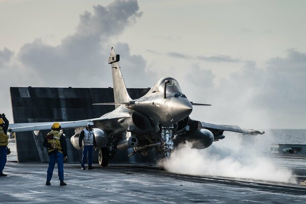 Despegue de un avión de combate desde la cubierta de caroble