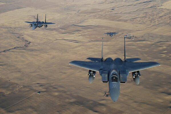 Cazas F-15 vuelan sobre el desierto