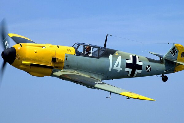 Un avión viejo. Caza. Avión en el cielo. Avión a la guerra