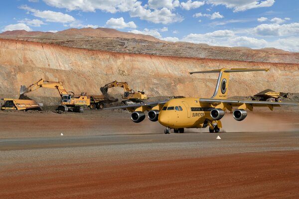 Britische Flugzeuge. Huegel. Himmel