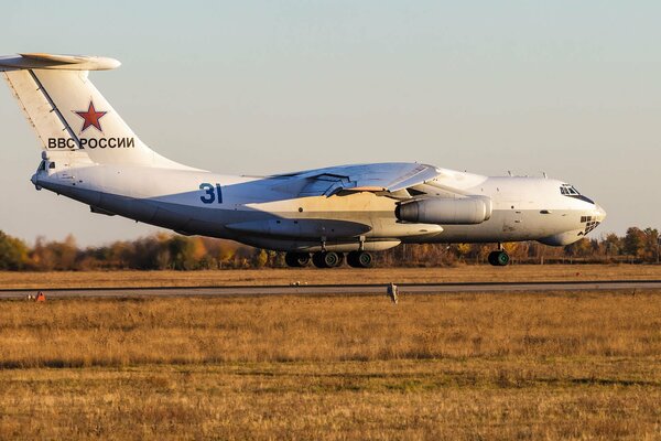 Das Flugzeug il-76td auf dem Luftwaffenstützpunkt in Engels