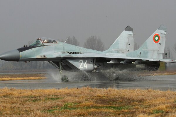 Caza multipropósito MIG-29 aterriza en el agua