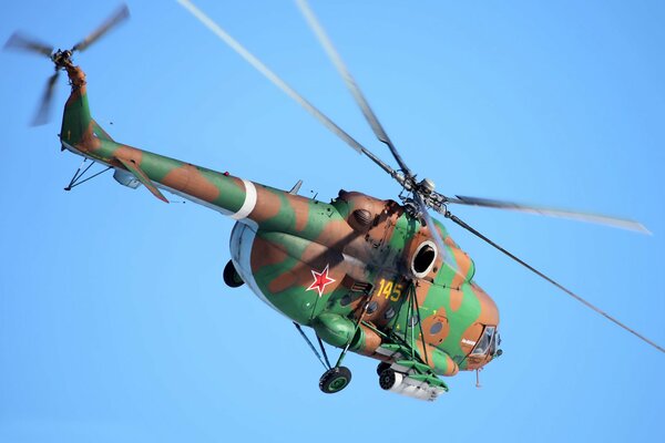 L elicottero Mi-8 entra per colpire