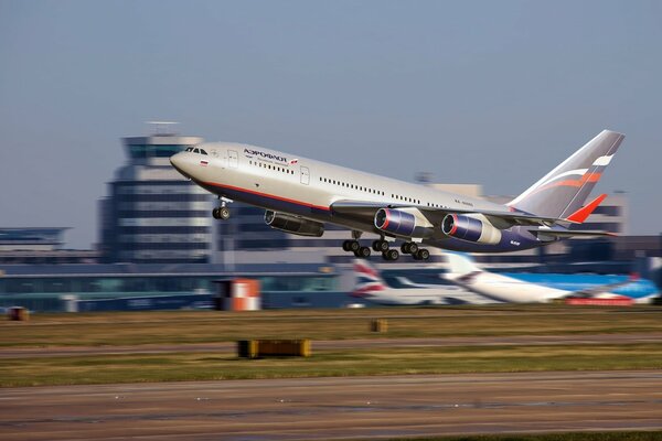 Start des Passagierflugzeugs IL-96