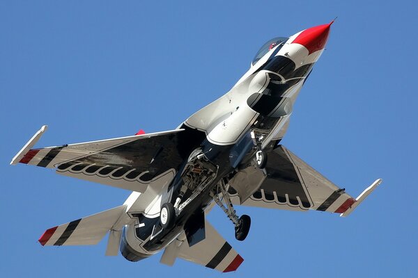 Blick von unten auf das Flugzeug Lockheed martin f- 16c