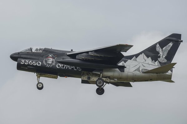 El avión a-7N se adentra en el cielo gris