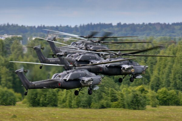 Viele Streikhubschrauber fliegen zusammen