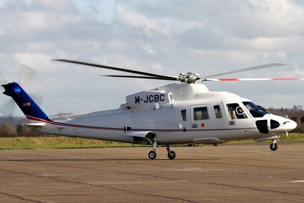 Helicóptero Sikorsky despegando. s-76 desde helipuerto