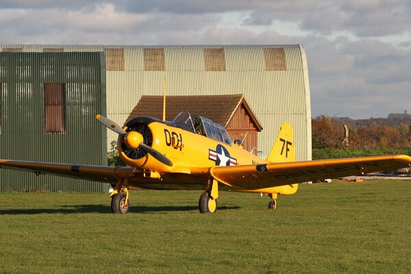 Aeródromo con aviones Texan de científicos estadounidenses